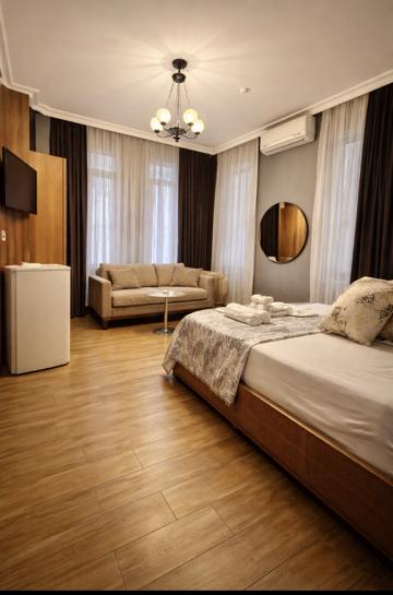 DELUXE SUITE